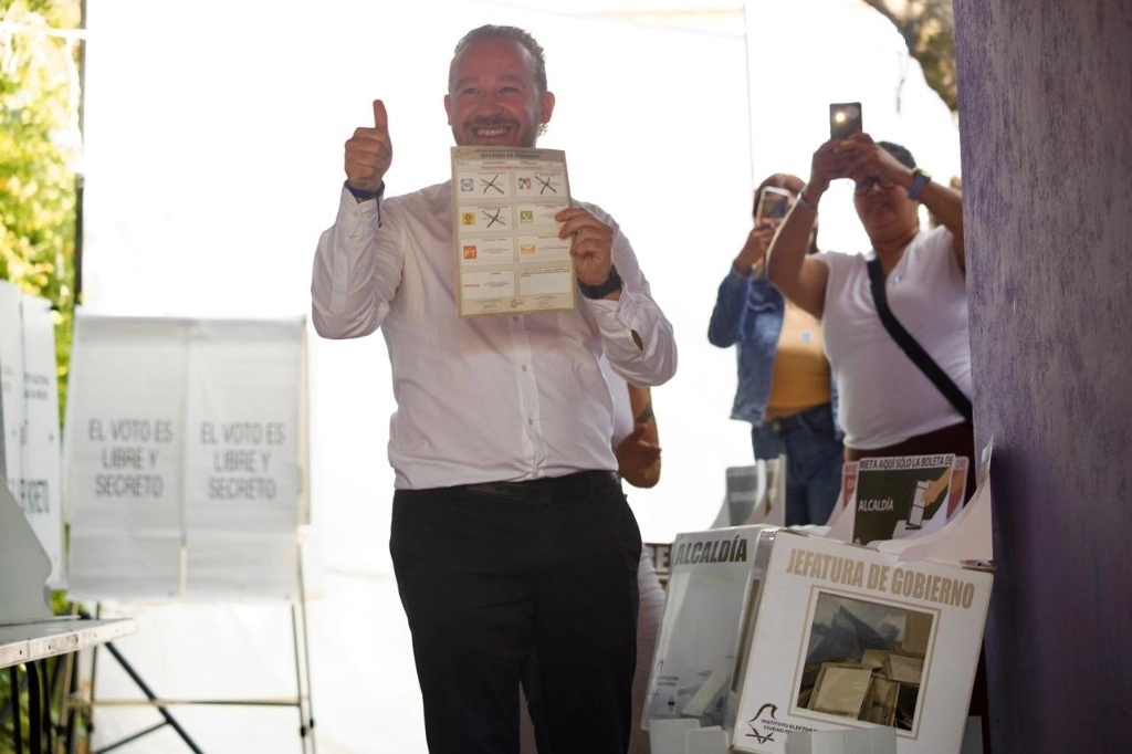 El candidato por la jefatura del gobierno capitalino, Santiago Taboada, vota en la casilla 4470, colonia San José Insurgentes, de la alcaldía Benito Juárez, en la Ciudad de México, el 2 de junio de 2024. Foto María Luisa Severiano