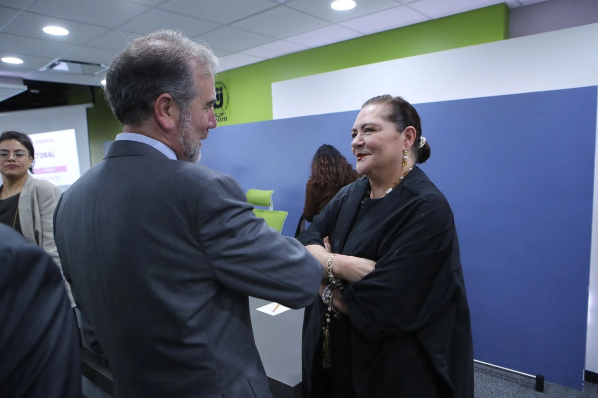 Guadalupe Taddei, presidenta del INE, conversa con su antecesor Lorenzo Córdova, durante el seminario de reforma electoral realizado en el Instituto de Investigaciones Jurídicas de la UNAM . 