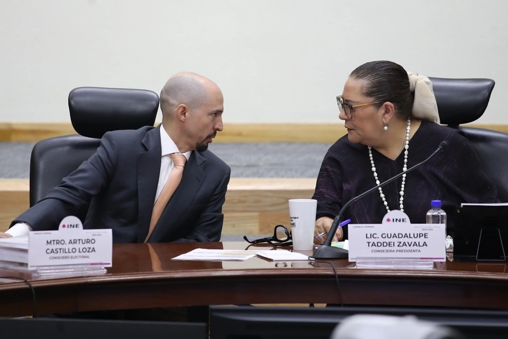 La presidenta del INE, Guadalupe Taddei, y el consejero Arturo Castillo, durante la sesión del jueves. Foto Yazmín Ortega Cortés