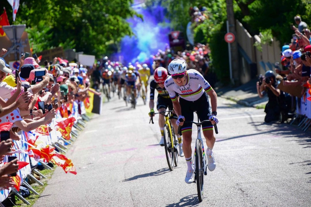 El esloveno Tadej Pogacar (UAE Team) se impuso en la cuarta etapa del Tour de Francia, en Ruan, apuntándose su victoria número 100 como profesional, el 8 de julio de 2025. Foto Bernard Papon / Pool / 