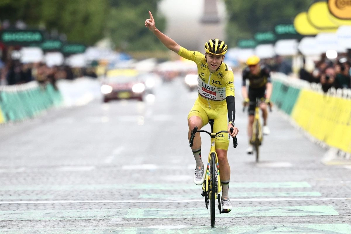 El ciclista esloveno Tadej Pogacar, del equipo UAE Team Emirates-XRG, celebra su victoria general mientras pedalea hacia la meta de la 21 y última etapa en la edición 112 del Tour de Francia, en París, el 27 de julio de 2025. Foto 