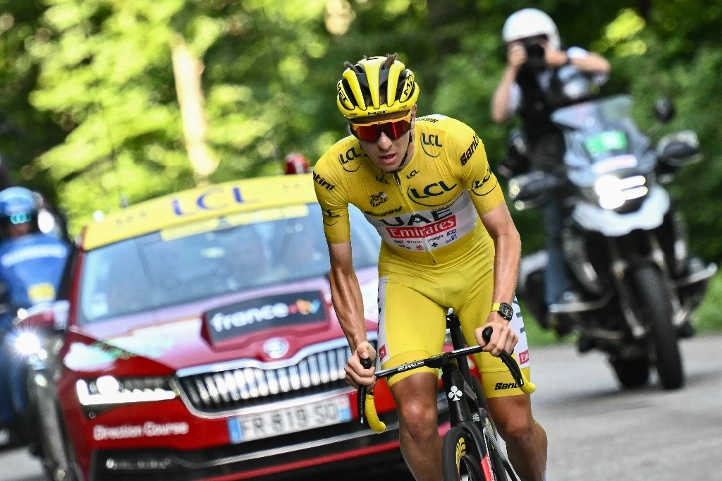 El ciclista esloveno, Tadej Pogacar, viste el 'maillot' amarillo de líder en el Tour de Francia. Foto Afp
