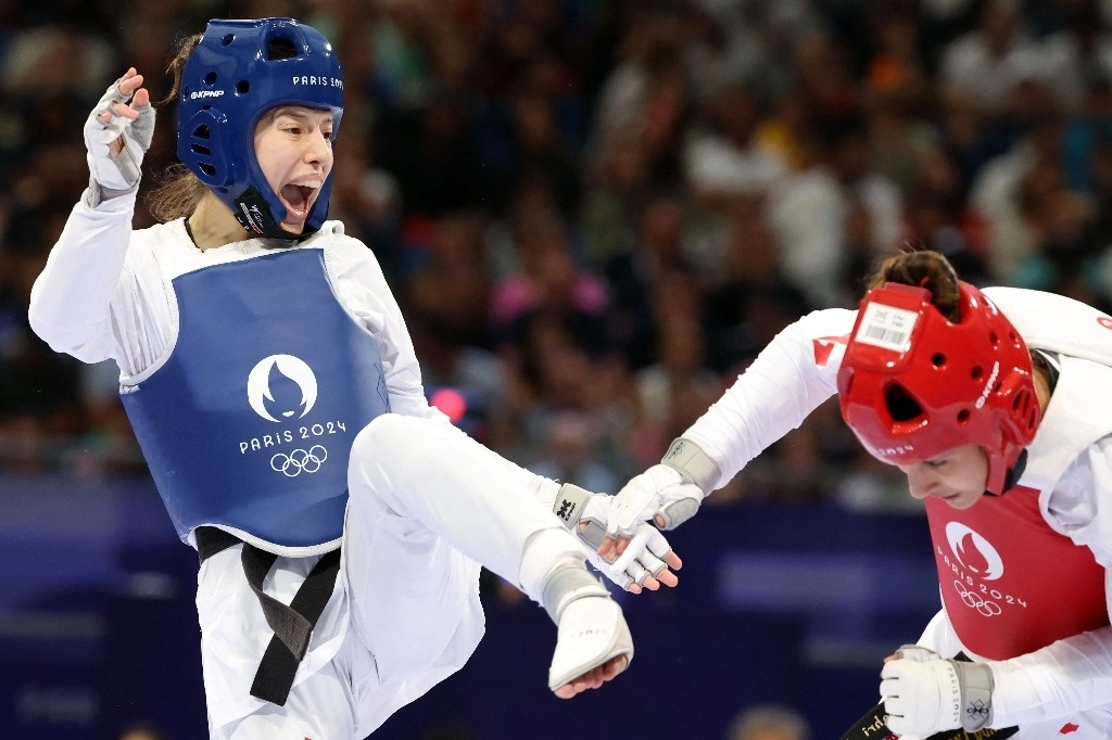 Daniela Souza (azul) recibió cinco amonestaciones durante su combate contra Ikram Dhahri en la categoría de los 49 kilogramos. Foto Afp