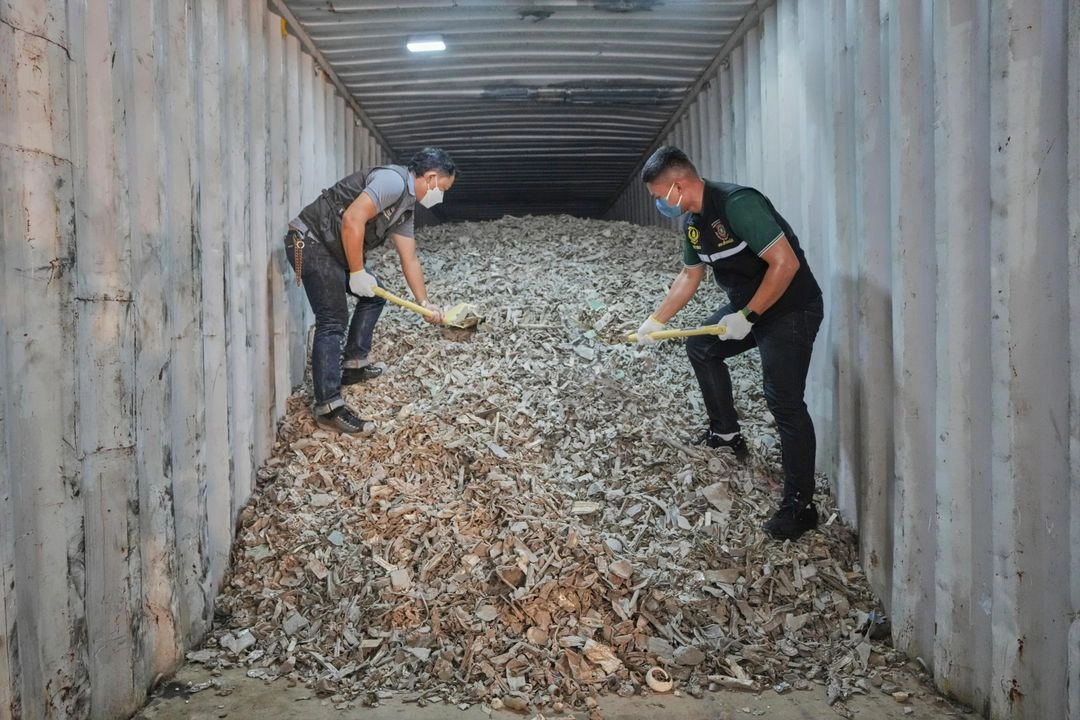 Funcionarios tailandeses muestran desechos electrónicos importados ilegalmente desde Estados Unidos, que, según afirman, incautaron en el puerto de Bangkok. Foto