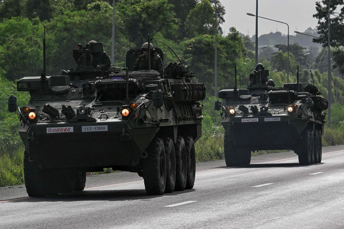 Tailandia lanzó ataques aéreos contra objetivos militares camboyanos el 24 de julio, mientras que Camboya disparó cohetes y artillería. Foto 