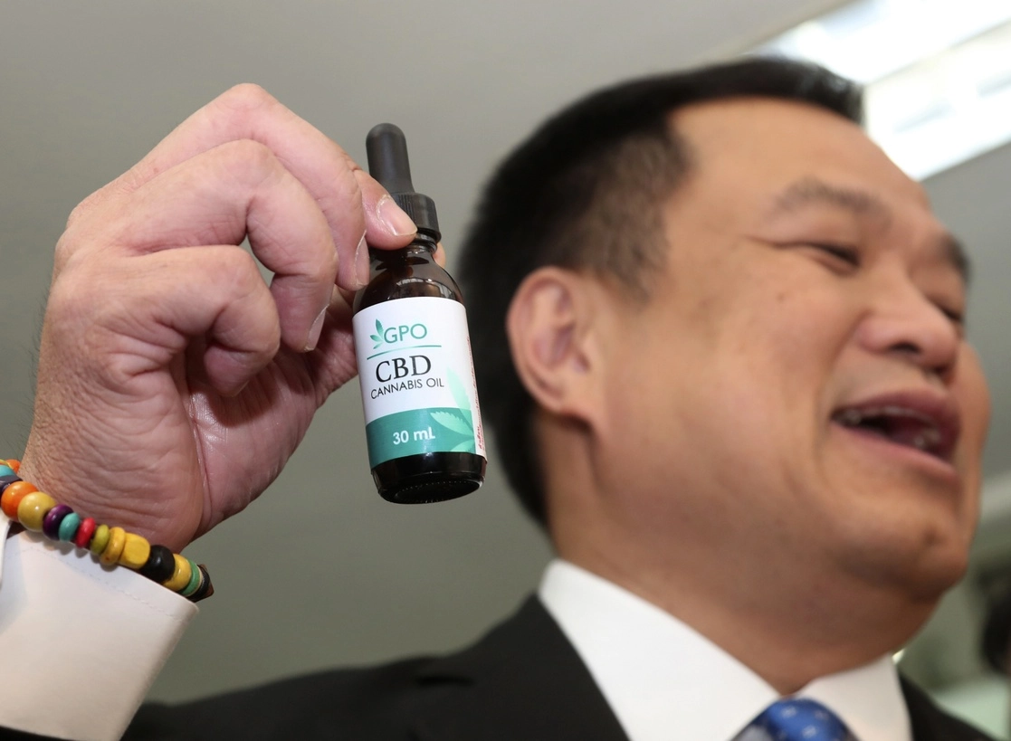 El ministro de Salud de Tailandia, Anutin Chanvirakul muestra un frasco de aceite de mariguana en una conferencia de prensa en Bangkok, el 7 de agosto de 2019. Foto Ap 