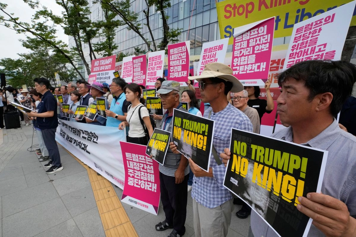 Manifestantes surcoreanos celebran una conferencia de prensa contra la política arancelaria del presidente estadounidense Donald Trump hacia Corea del Sur, cerca de la embajada de Estados Unidos en Seúl, Corea del Sur, el jueves 31 de julio de 2025. Foto