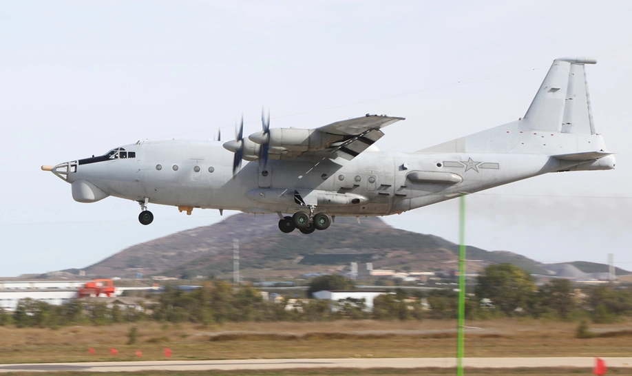 El departamento añadió que "26 de los aviones cruzaron la línea media del estrecho de Taiwán". Foto gov.cn