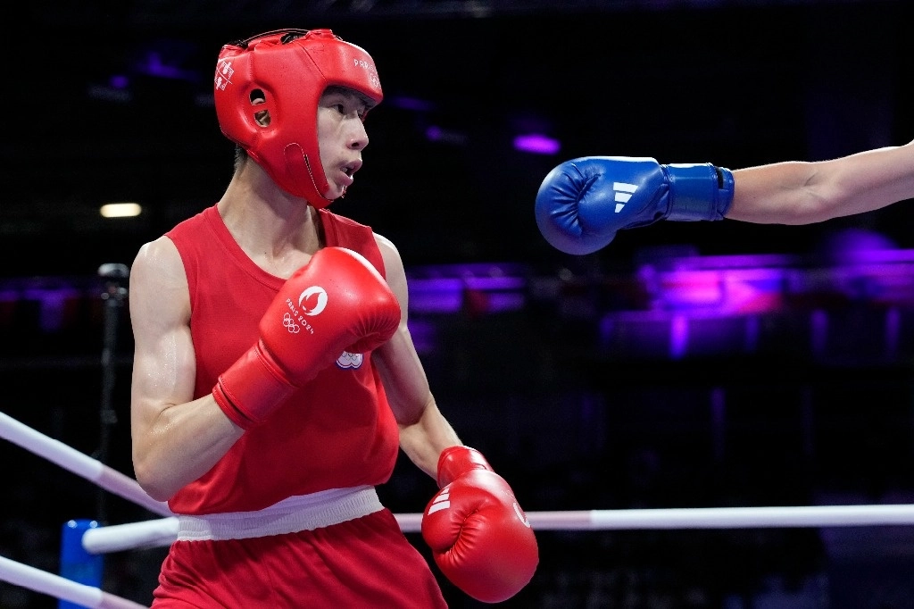 La taiwanesa Lin Yu-ting, izquierda, pelea contra la búlgara Svetlana Staneva en su combate de boxeo femenino de cuartos de final de 57 kg en los Juegos Olímpicos de Verano de 2024, en París, Francia, el 4 de agosto de 2024. Foto Ap