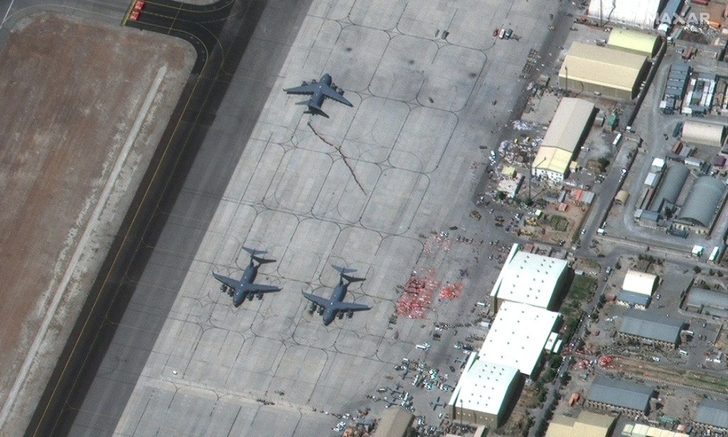En imagen satelital, personas suben a un avión en el aeropuerto de Kabul, el 27 de agosto de 2021. Foto Maxar Technologies vía Ap