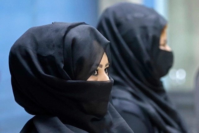Trabajadoras volvieron a trabajar en el aeropuerto de Kabul. Foto Afp