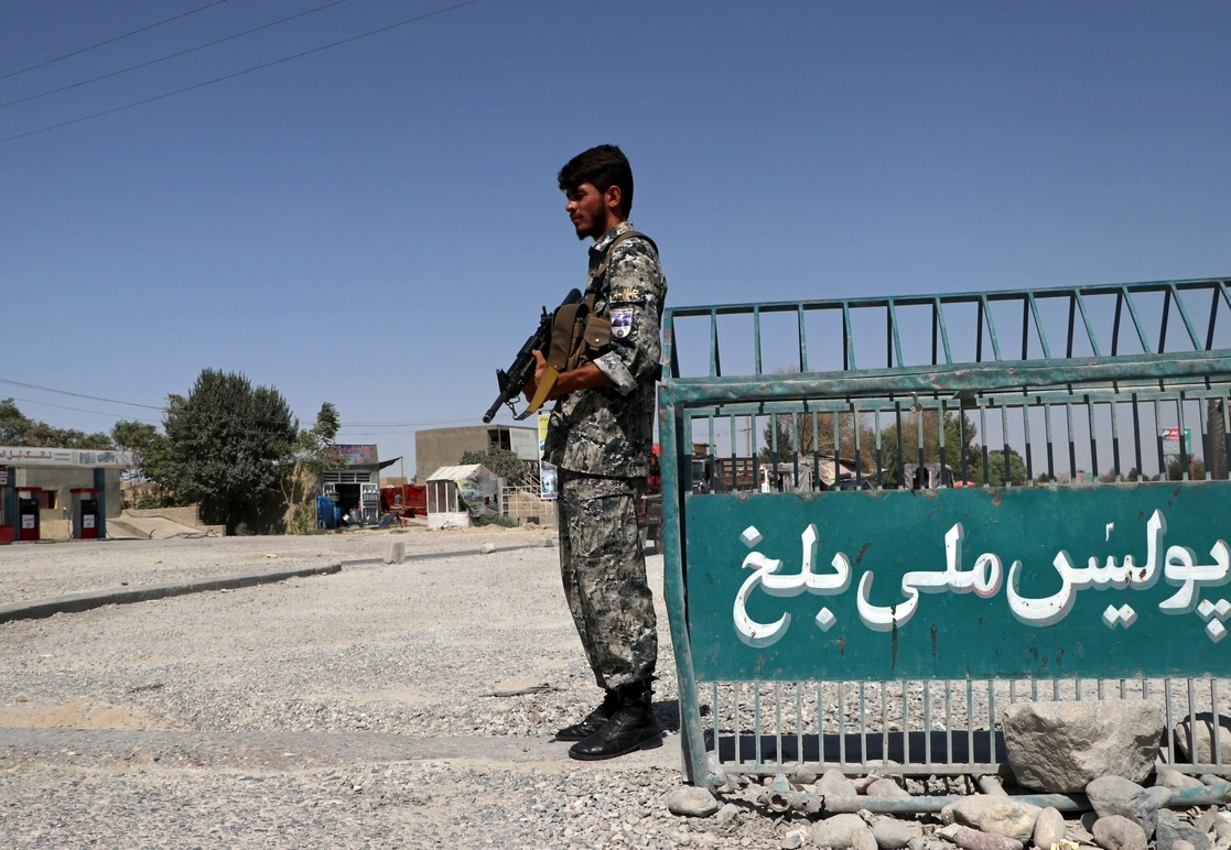 Policía de Afganistán monta guardia en las afueras de Mazar-i-Sharif, previo a la llegada de los talibanes. Foto Ap