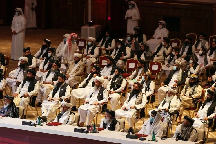Miembros de la delegación de los talibanes asisten a la sesión de apertura de las conversaciones de paz con el gobierno de Afganistán, el 12 de septiembre de 2020. Foto Afp