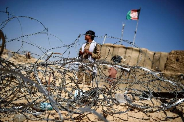 Policía en un puesto de avanzada ante posibles ataques talibanes en Kandahar, Afganistán. Foto Afp