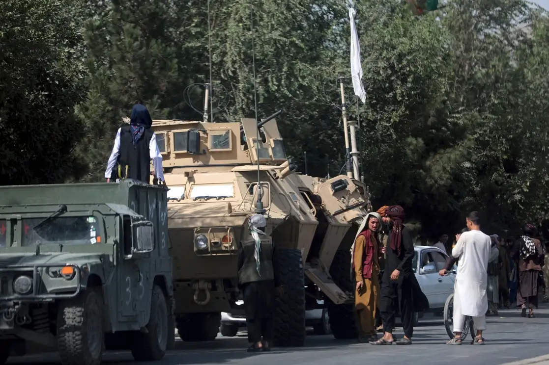 Combatientes talibanes montan guardia en la carretera hacia el aeropuerto internacional Hamid Karzai, en Kabul, el 16 de agosto de 2021. Foto Ap