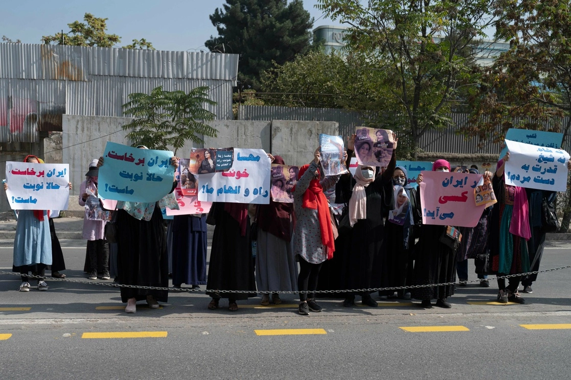 Las mujeres afganas fueron amedrentadas por talibanes que dispararon al aire para dispersar su protesta. Foto Afp