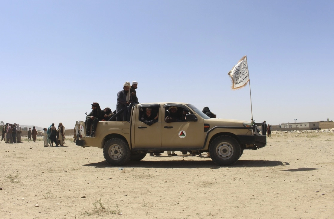 Combatientes talibanes patrullan la ciudad de Ghazni, al suroeste de Kabul, el 13 de agosto de 2021. Foto Ap