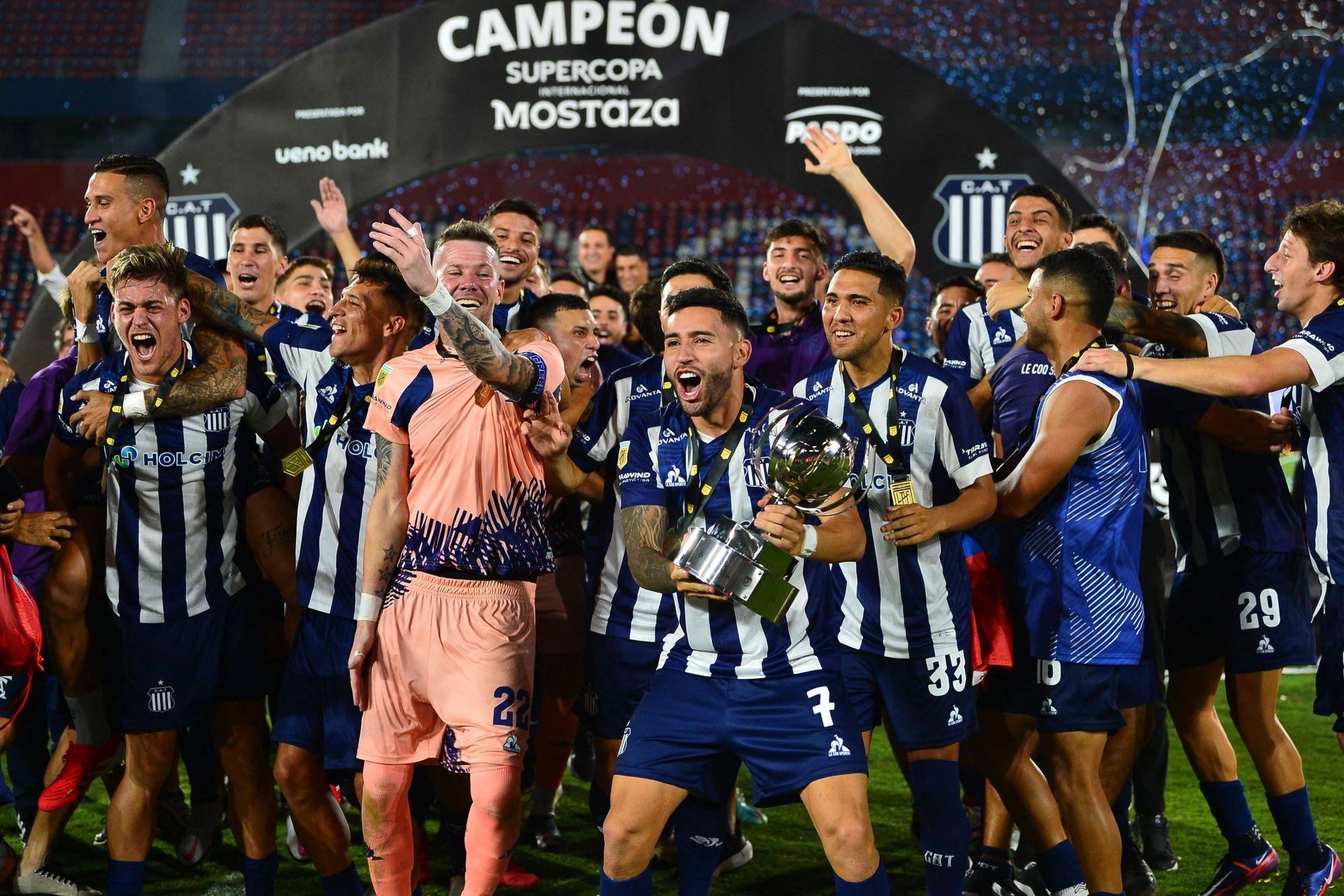 En una dramática definición por penales, Talleres se adueñó de la Supercopa Internacional argentina al triunfar sobre River Plate, en Asunción, en lo que fue su primer cetro nacional.