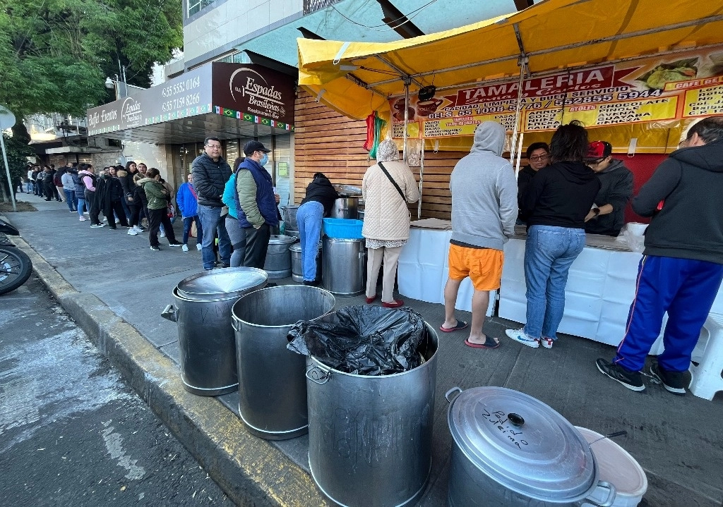 Largas filas se observaron ayer con motivo del Día de la Candelaria; la imagen, del puesto de Sonia y Carlos, en la alcaldía Venustiano Carranza. Foto Alfredo Domínguez
