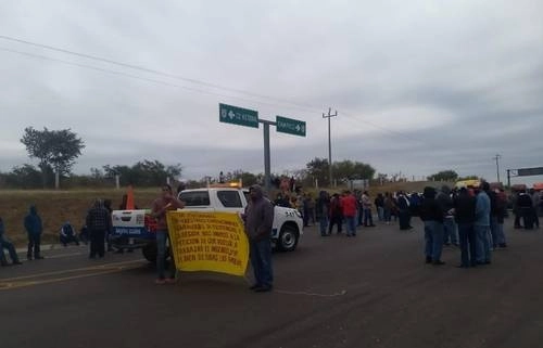 Cientos de ex trabajadores del ingenio Aarón Sáenz Garza, ubicado en el municipio de Xicoténcatl, Tamaulipas, continuaron ayer con el bloqueo intermitente de la carretera Tampico-Monterrey. Foto Martín Sánchez Treviño