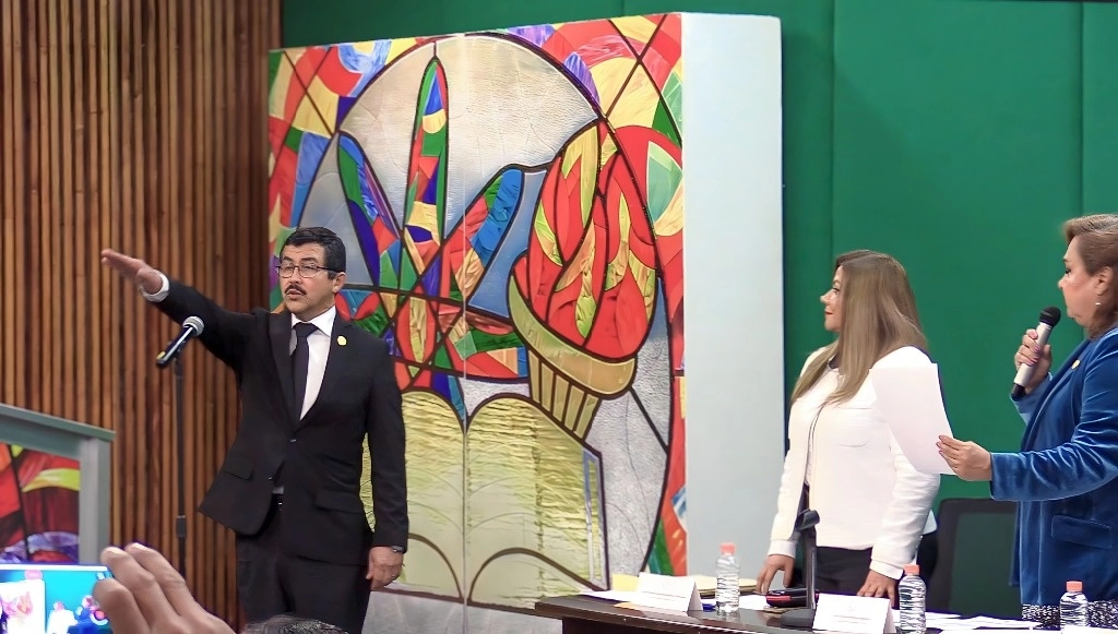 La Asamblea Universitaria de la UAT declaró al MVZ Dámaso Leonardo Anaya Alvarado como rector y le entregó la constancia que lo acredita para dirigir a la máxima casa de estudios de Tamaulipas durante el periodo 2024-2028. Foto @UAT_mx