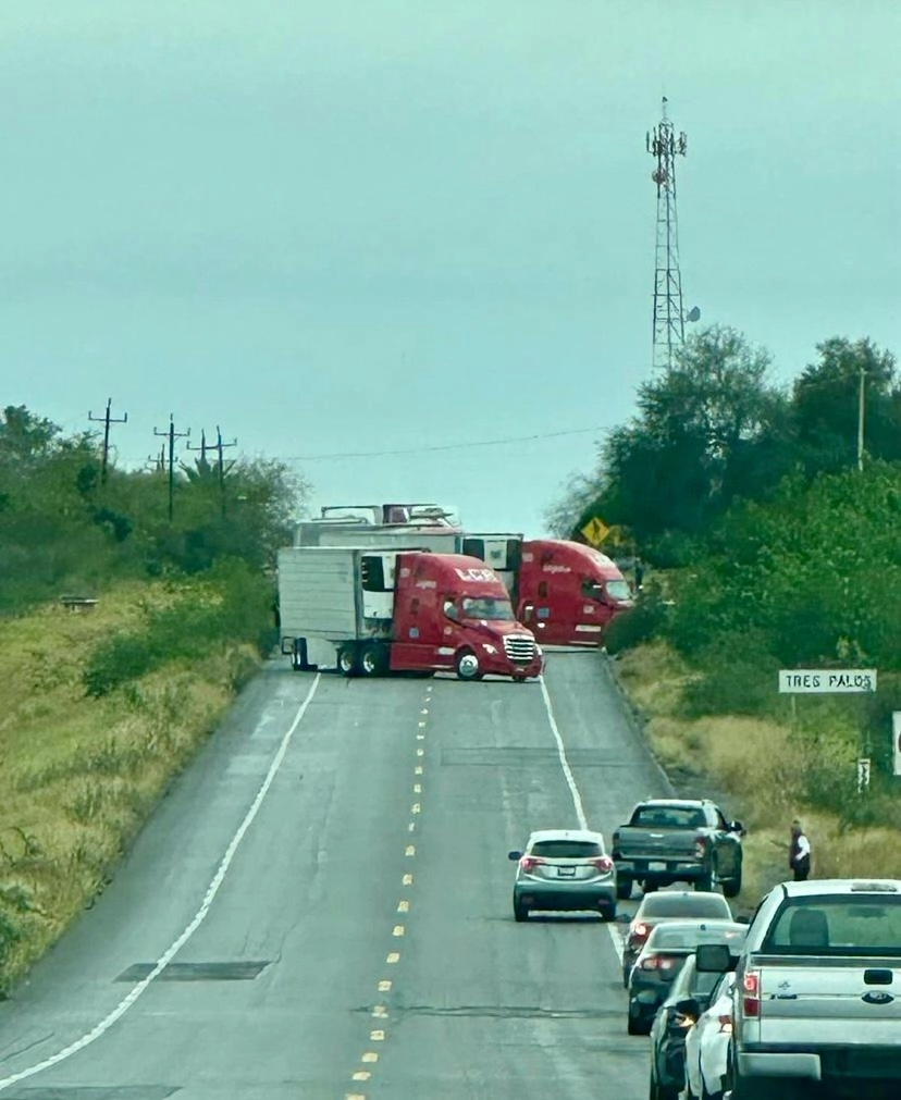 La carretera federal 101 fue liberada luego de que pistoleros bloquearon con 'tractocamiones' esta mañana en el libramiento de la Ciudad de San Fernando. Foto La Jornada