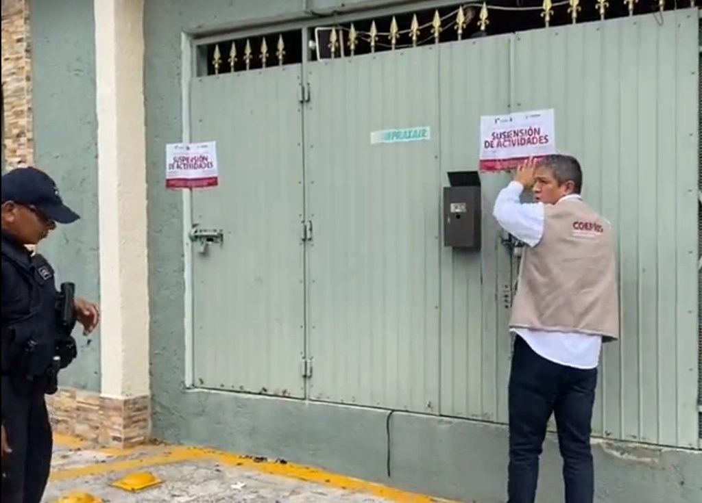 Funcionarios de la Coepris suspendieron la clínica. Foto La Jornada