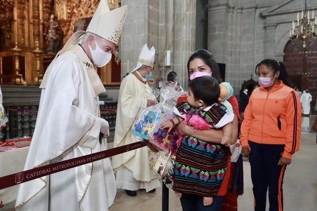 Durante la homilía eucarística oficiada por el arzobispo primado de México, Carlos Aguiar, el 3 de junio pasado en la Catedral metropolitana. Foto Luis Castillo