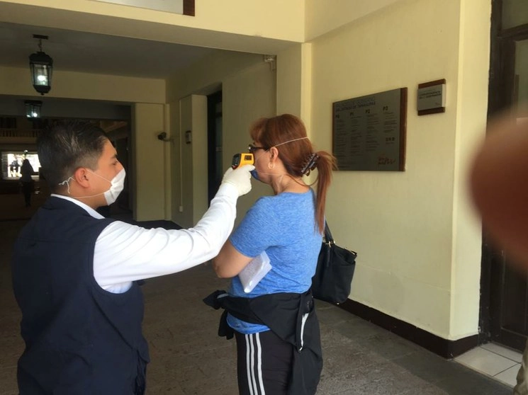Revisión de temperatura a las personas que ingresan a los edificios gubernamentales en Tamaulipas. Foto La Jornada
