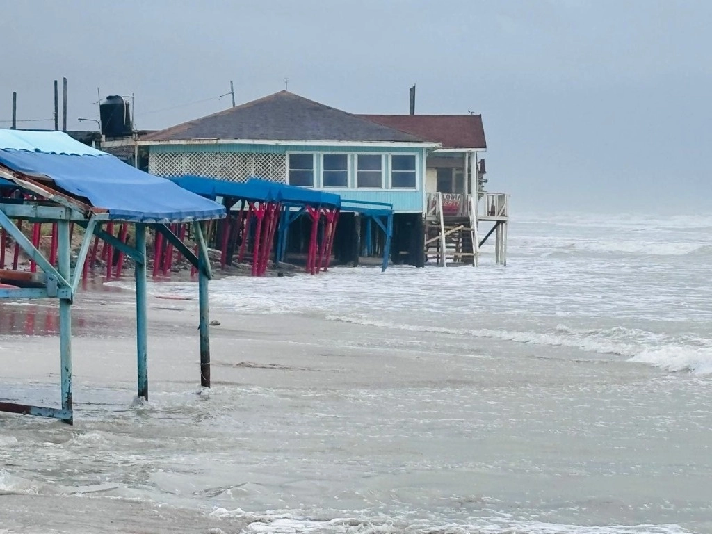 Pescadores y sus familias se preparan para al impacto de la tormenta tropical ‘Alberto’ en costas de Tamaulipas. Foto Julia Le Duc