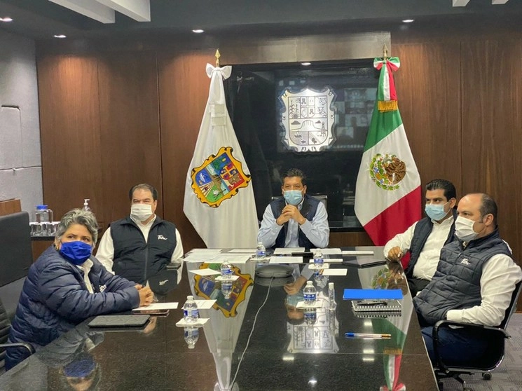 El gobernador de Tamaulipas habla con empresarios sobre reactivación económica por coronavirus. Foto de tomada del Twitter de @fgcabezadevaca 