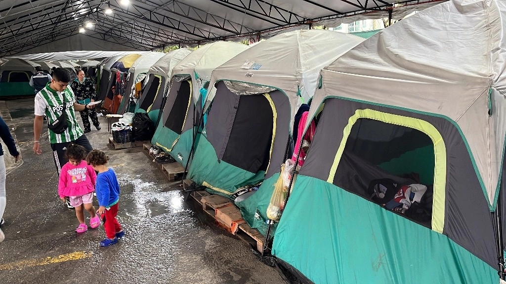 Médicos Sin Fronteras ofrece atención gratuita en Matamoros, ya sea en albergues o en el borde del río Bravo. En la imagen, refugio temporal Dr. Alfredo Pumarejo en Matamoros. Foto Luis Castillo