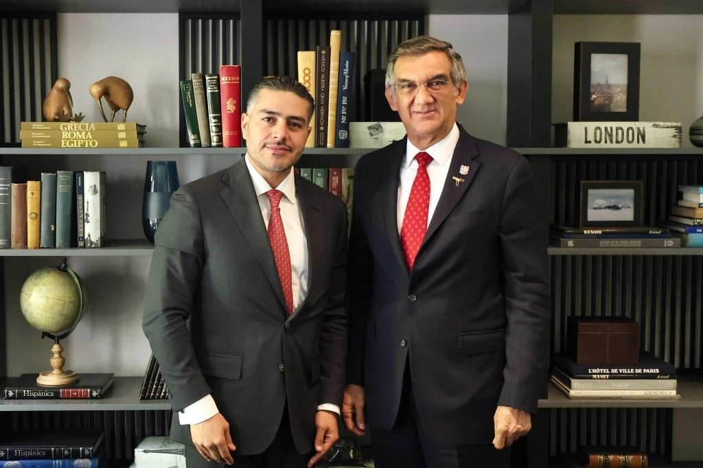El gobernador de Tamaulipas Américo Villarreal y el secretario de Seguridad Omar García Harfuch sostuvieron una reunión para definir acciones conjuntas. Foto Facebook Américo Villarreal