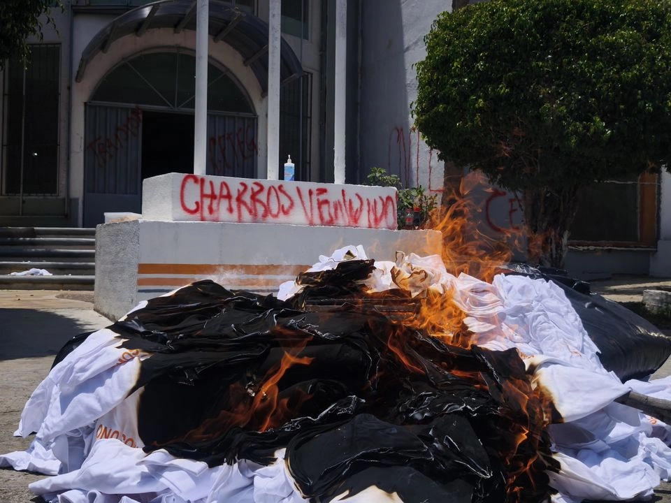 Maestro de la CETEG vandalizaron la sede del SNTE en Chilpancingo. Foto 