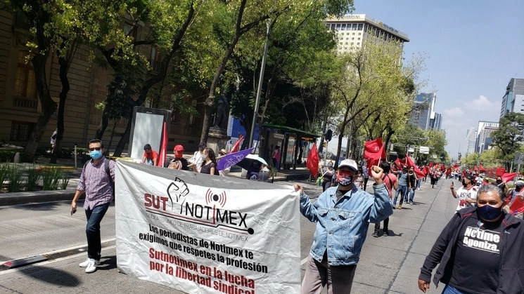 Marcha de integrantes del Sindicato único de Trabajadores de Notimex. Foto Twitter @sutnotimex
