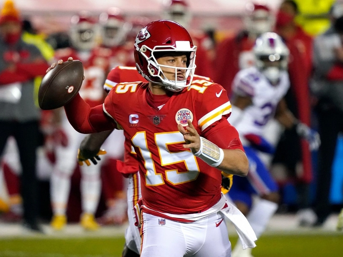 Patrick Mahomes, mariscal de Kansas City, recuperado de una conmoción la semana pasada, mandó tres pases de anotación en la victoria que los llevará por segundo año consecutivo a la defensa del título el próximo 7 de febrero, el 24 de enero de 2021. Foto Ap