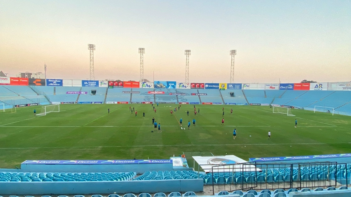 Una práctica a puerta cerrada en el Estadio Jaiba Brava. Foto tomada de la cuenta de Twitter @alvaro_delat / Archivo