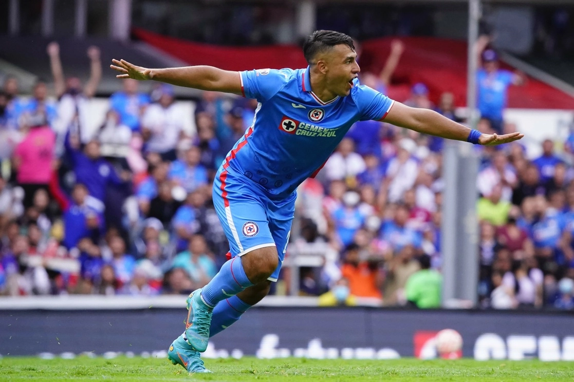 El delantero chileno, quien acumuló más de 20 partidos sin goles desde su llegada a los celestes, revirtió la silbatina de la afición y la transformó en aplausos. Su festejo fue efusivo y liberador en el Azteca. Foto @CruzAzul