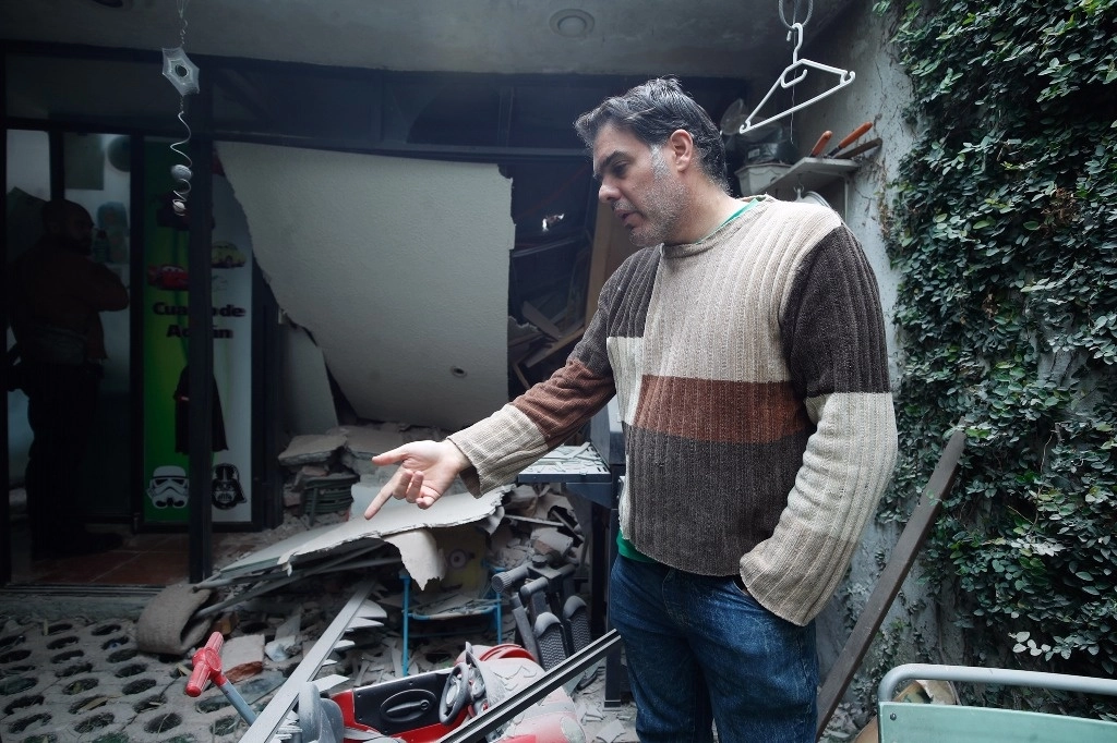 El dueño de la casa vecina en donde ocurrió la explosión en la colonia Del Valle muestra los daños a una semana de los hechos. Foto Cristina Rodríguez