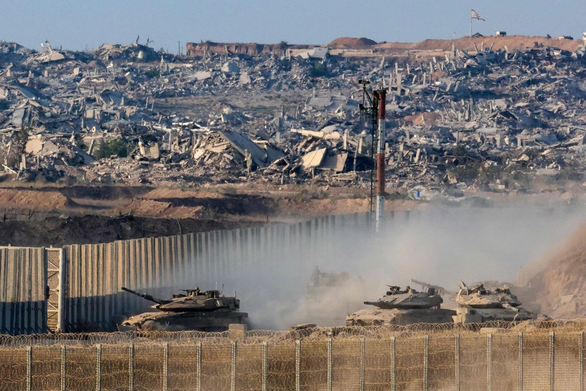 Tanques israelíes  avanzan a lo largo de la frontera con la franja de Gaza, en el sur de Israel, el 27 de agosto de 2025. Foto 