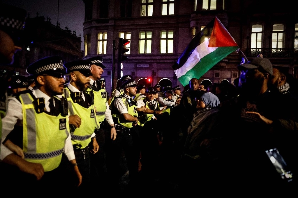 Oficiales de la Policía Metropolitana (MET) se enfrentan a partidarios pro palestinos durante una manifestación "Manos fuera de Rafah, fin al genocidio" en el centro de Londres, el 28 de mayo de 2024, pidiendo un alto el fuego en Gaza, tras el ataque de Israel en Rafah. Foto Afp