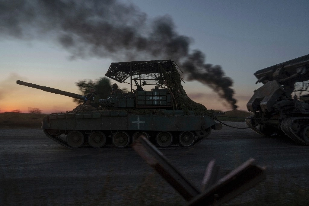 La operación del ejército ucranio para ocupar territorio en la región rusa de Kursk llegó a un punto en que no puede avanzar más que uno o dos kilómetros diarios, luego de 12 días de combates.  La imagen es de militares ucranios que regresan de Rusia, cerca de la frontera en Sumy, Ucrania. Foto Ap 