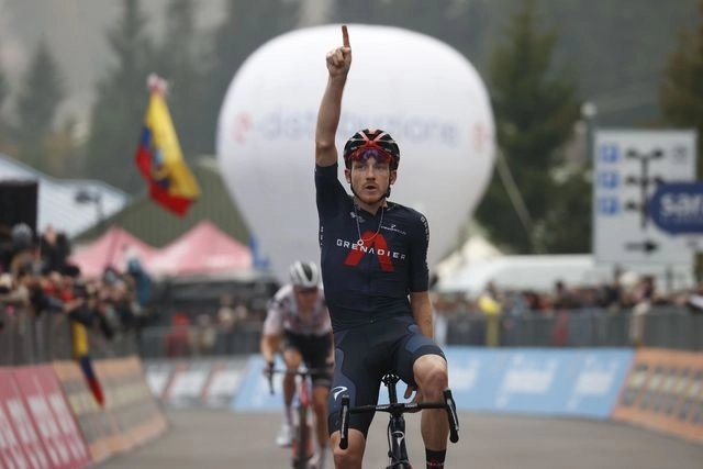 El ciclista británico, Tao Geoghegan Hart al cruzar la meta en Piancavallo. Foto Afp 