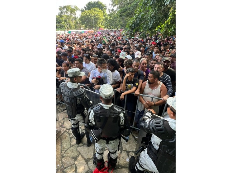 Miles de migrantes se agolparon en el módulo que habilitaron el INM y la Comar en el parque Los Cerritos, en Tapachula, Chiapas, para evitar irrupciones violentas, como las que se registraron en otra sede. El espacio tiene mayor capacidad para atender solicitudes de refugio. Foto Édgar H. Clemente 