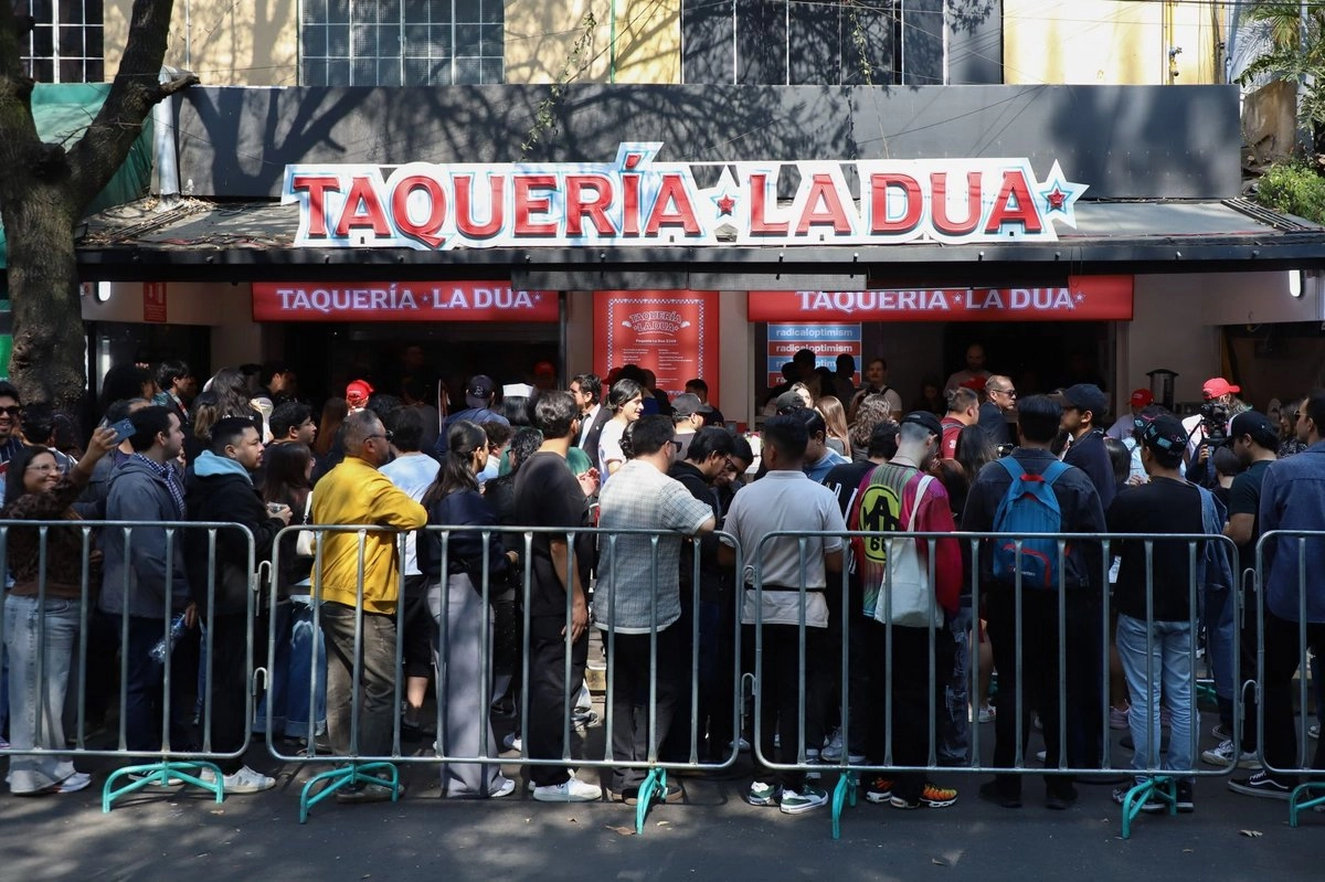 Seguidores de Dua Lipa abarrotaron la taquería que la cantante británica abrió en la colonia Condesa con motivo de la serie de conciertos que ofrecerá en la CDMX. Foto