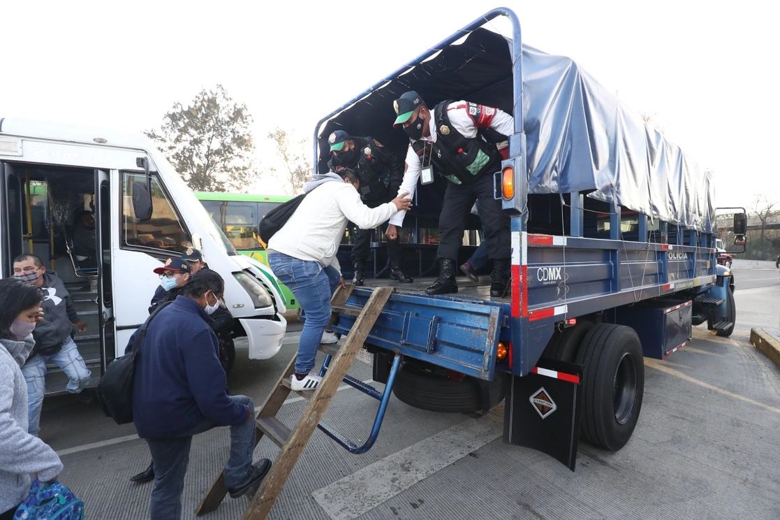 En el paradero Indios Verdes, donde aún no funciona la línea 3 del Metro, unidades de la SSC apoyan a usuarios en sus traslados, el 12 de enero de 2021. Foto Yazmín Ortega Cortés