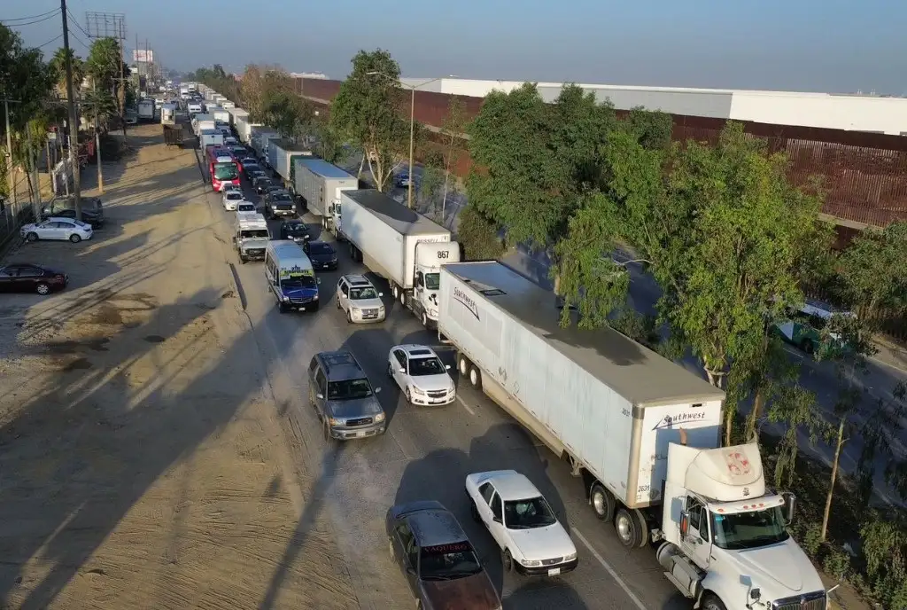 Cientos de transportes quedaron varados por una falla en el sistema de despacho del organismo en la frontera con EU. La imagen, en Tijuana, BC. Foto Omar Martínez