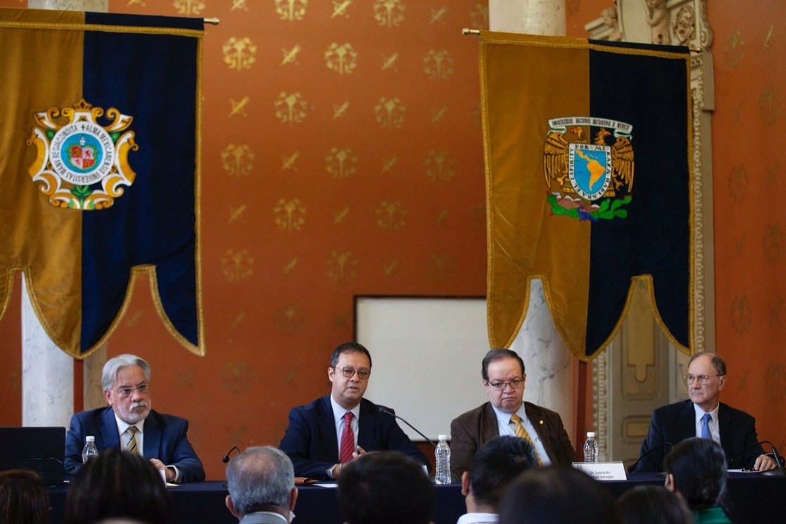 Gabriel Yorio, subsecretario de Hacienda (centro), admitió ayer que la inflación ya no es considerada transitoria, por lo que se requieren reformas por el lado de la producción. Lo acompañan Leonardo Lomelí, secretario general de la UNAM (derecha), y Eduardo Vega, director de la Facultad de Economía. Foto tomada del Twitter de @GabrielYorio
