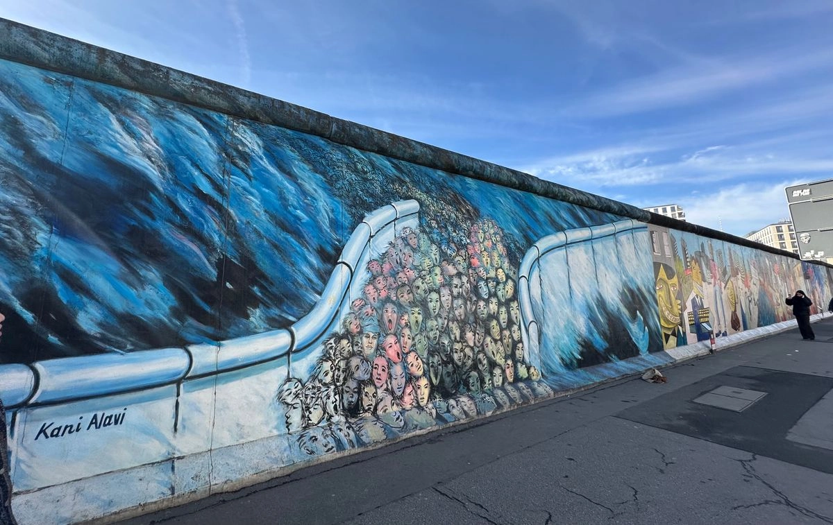 Segmento del muro de Berlin que muestra el trabajo de un artista que ilustra el paso de ciudadanos del Este al Oeste. Foto
