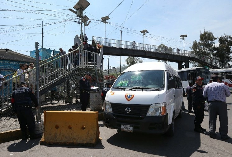 La Secretaría de Movilidad del estado de México llegó a un acuerdo con empresarios transportistas para que no se aplique el aumento a la tarifa del transporte a los alumnos de 10 planteles educativos. Foto Cuartoscuro / Archivo 